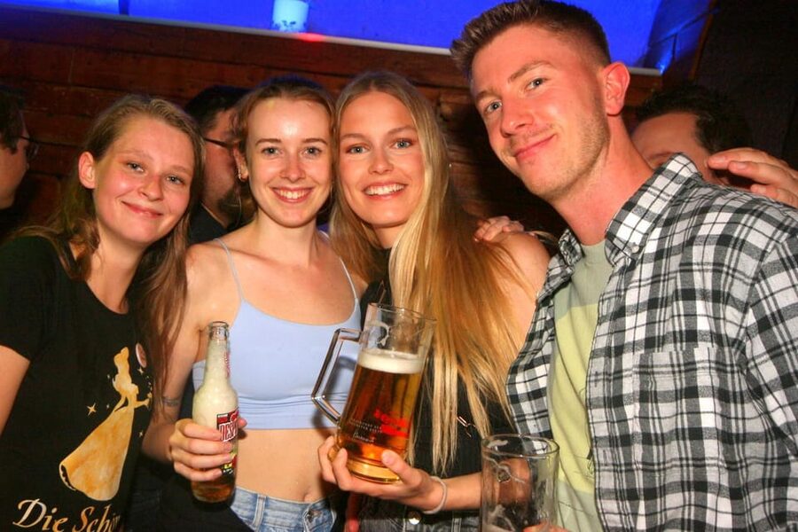 Pubcrawl Augsburg: Tour through best Bars and Clubs in Town - The first hour: beer, introductions, and a slower start