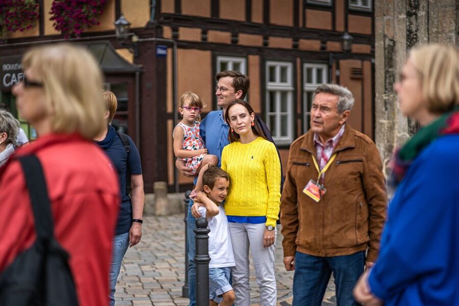 Quedlinburg: Guided City Highlights Walking Tour - Starting at market square and the Quedlinburg-Information office