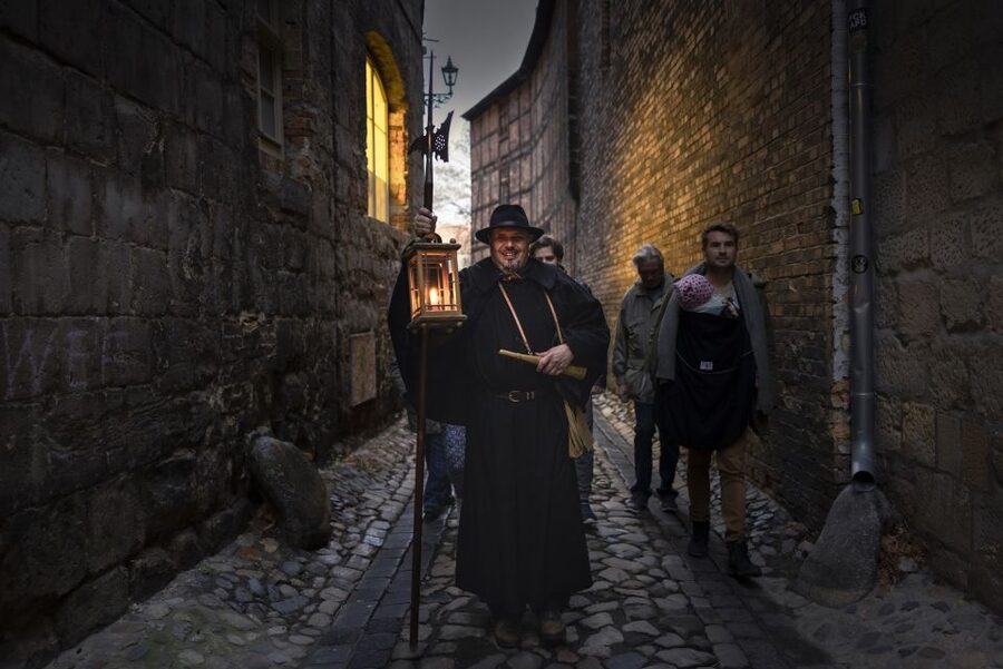 Quedlinburg: Historical Old Town Evening Walking Tour - Meeting the guide on Market Square