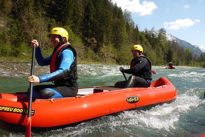 Rafting classic Iller - Level 2 white water tour - Steering through curves, waves, and obstacles