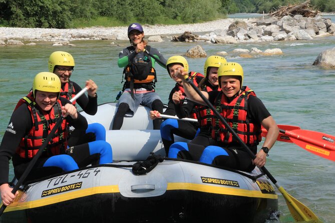 Rafting on the Isar - The safety briefing and paddle lesson