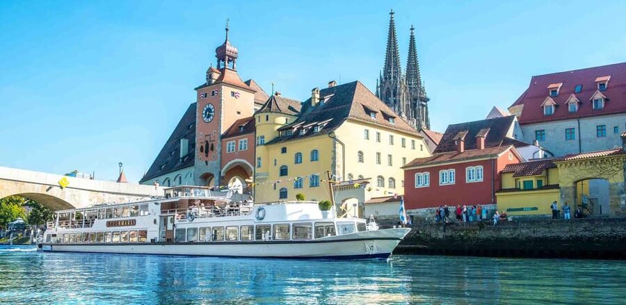 Regensburg: City Highlights Historical Boat Tour - Passing Regensburg’s medieval Old Town