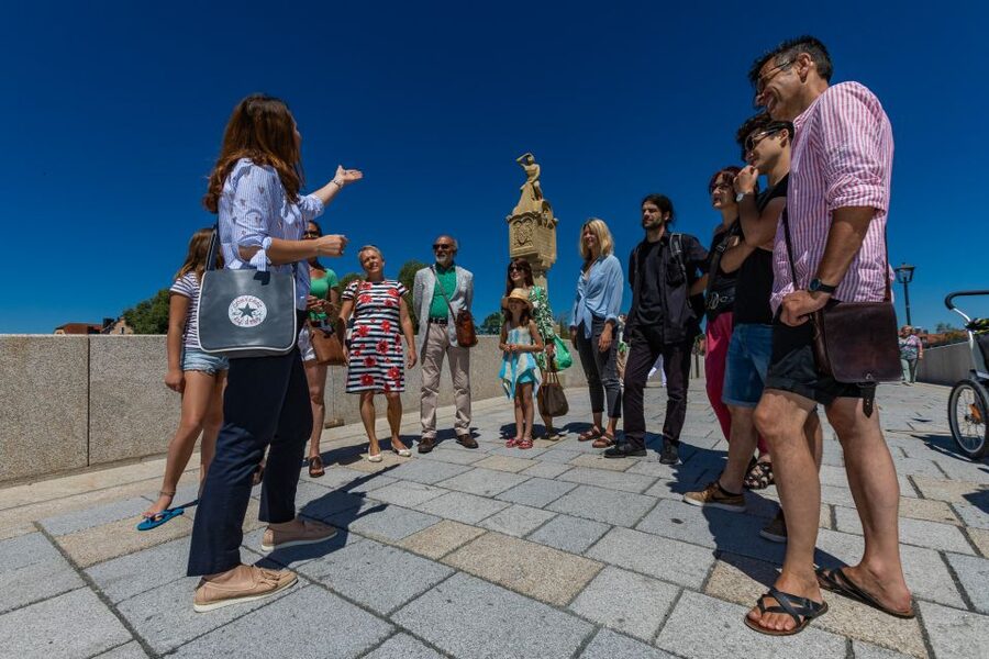 Regensburg: Guided City Walking Tour of the Old Town - Through narrow lanes and wide historic squares
