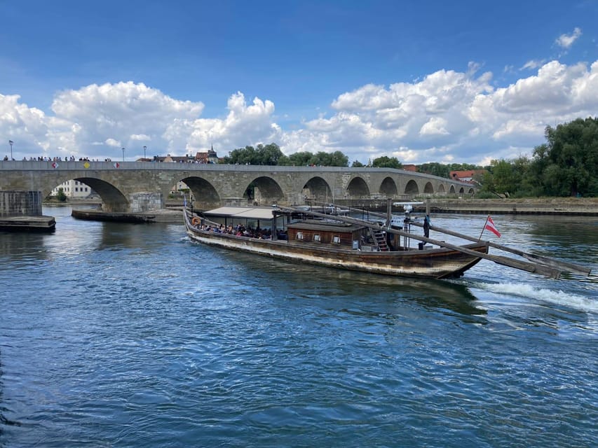 Regensburg: Original Strudelrundfahrt - Starting beneath Regensburg’s Stone Bridge