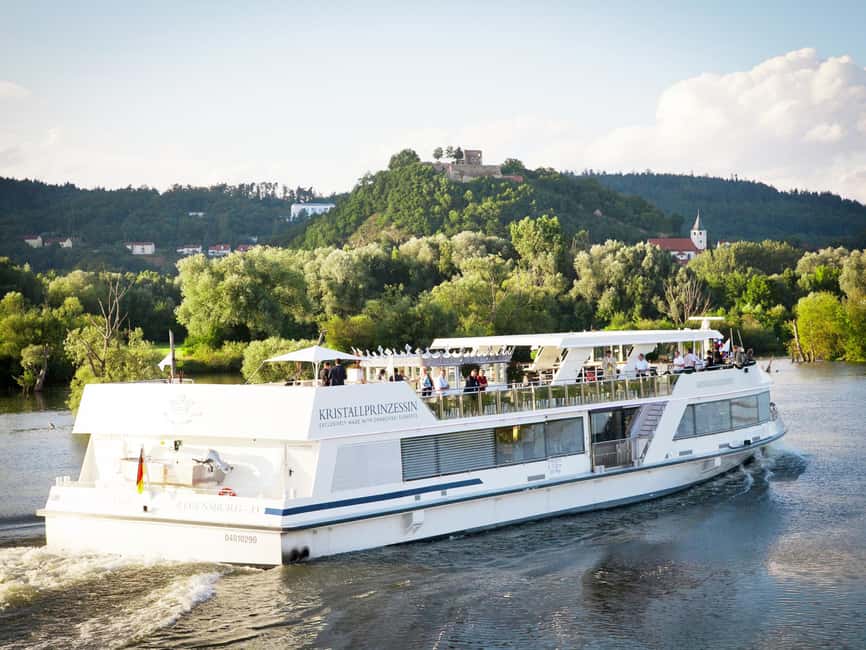 Regensburg: Sightseeing Cruise to Walhalla - The route from Regensburg toward Walhalla