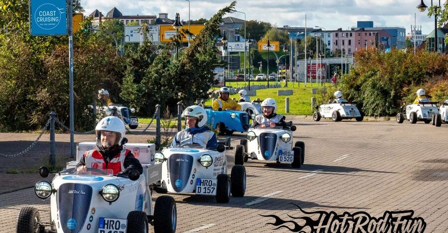 Rostock: Hot Rod Harbor City Tour - Leaving the start point in a convoy