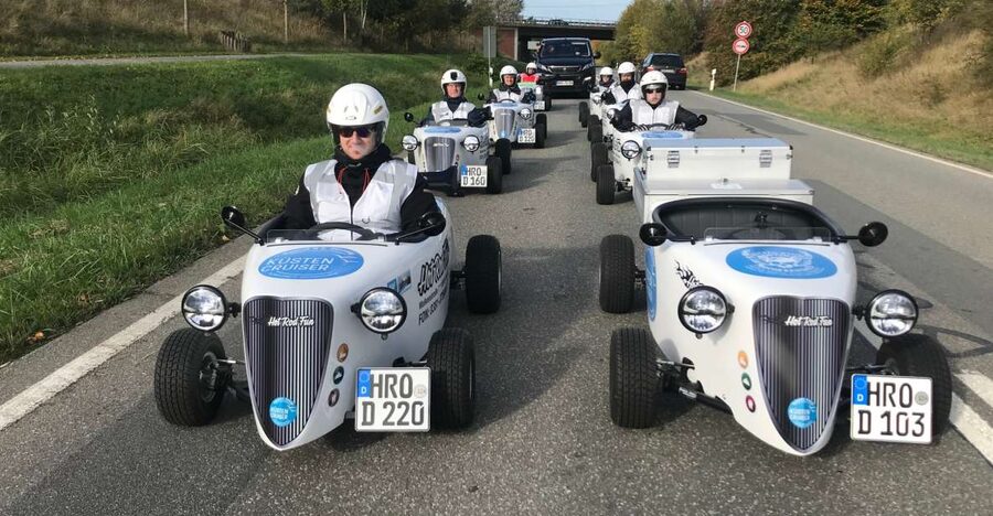 Rostock: Hot Rod Sightseeing Tour to Warnemünde - The safety briefing and first test drive