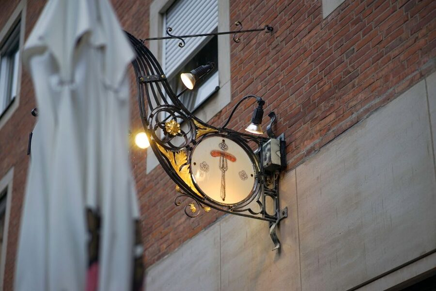 "Rotes Bier" and "Blaue Zipfel". A historical-culinary walk - Starting at the Altes Rathaus