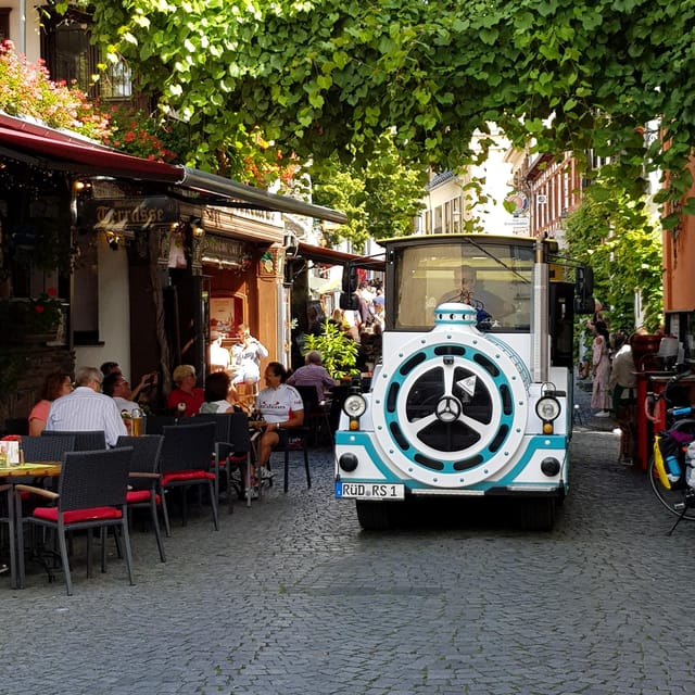 Rüdesheim sightseeing tour with the Winzerexpress - Through the old town and narrow lanes