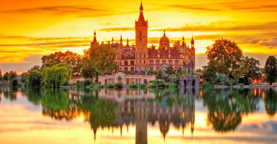 Schwerin: City Highlights Guided Tour - Market Square and the Henry the Lion Monument