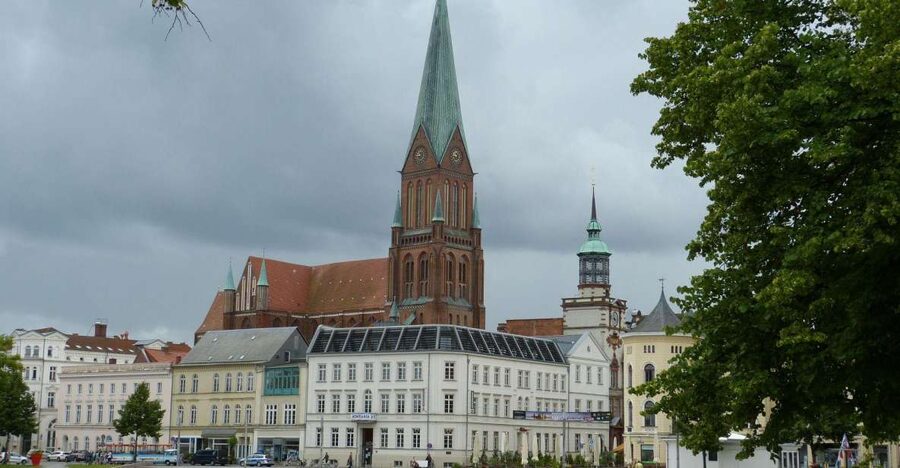 Schwerin: Private Guided Walking Tour - Schwerin’s beginnings in the 10th century