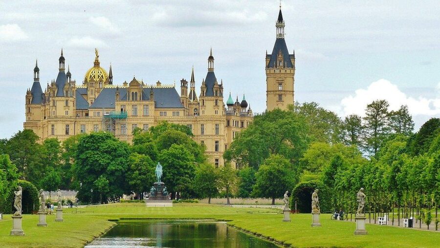 Schwerin: Private Guided Walking Tour - Reformation, war, and a changing city