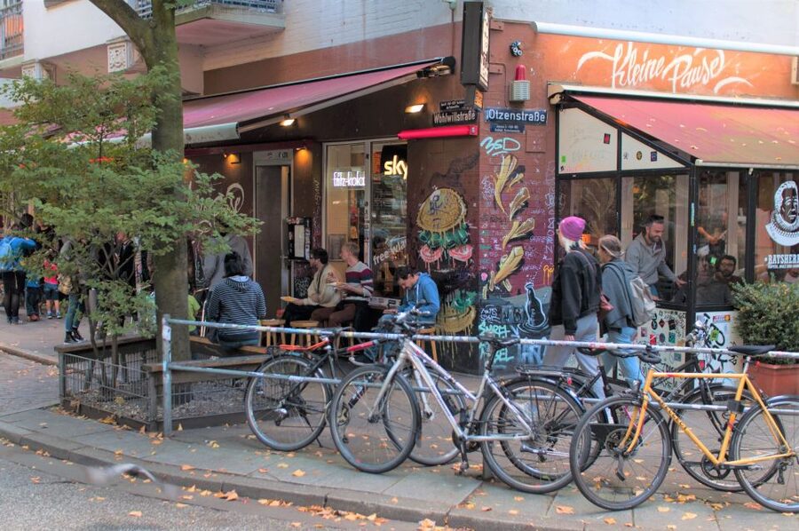 St. Pauli: Guided Food Tour with 5 Tastings - Meeting the guide and starting the walk