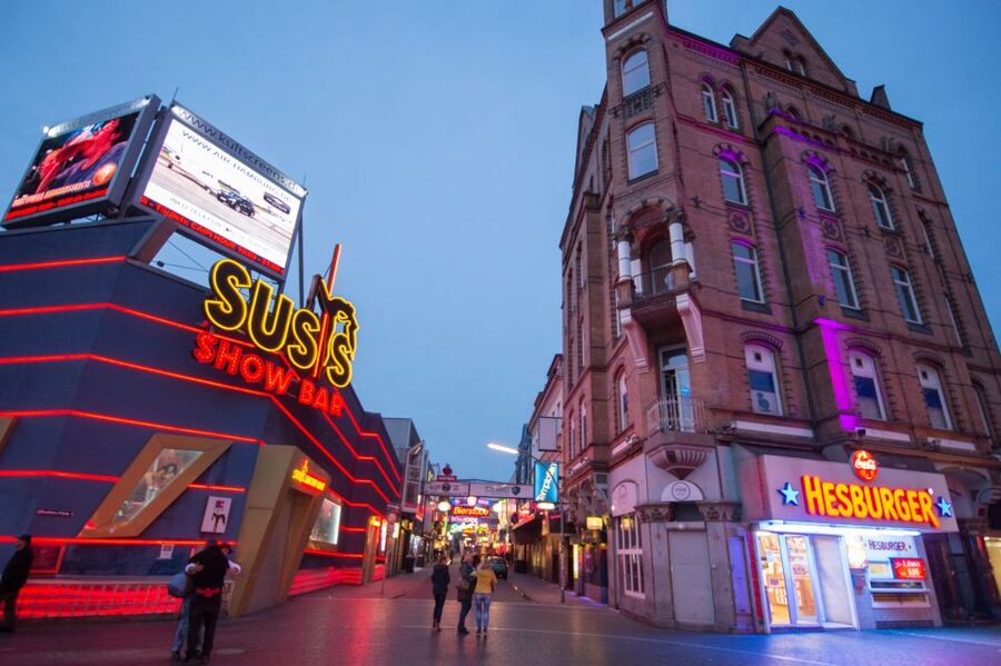 St. Pauli Nightlife Tour with Drag Queen in German - The humor, the adult tone, and the real value