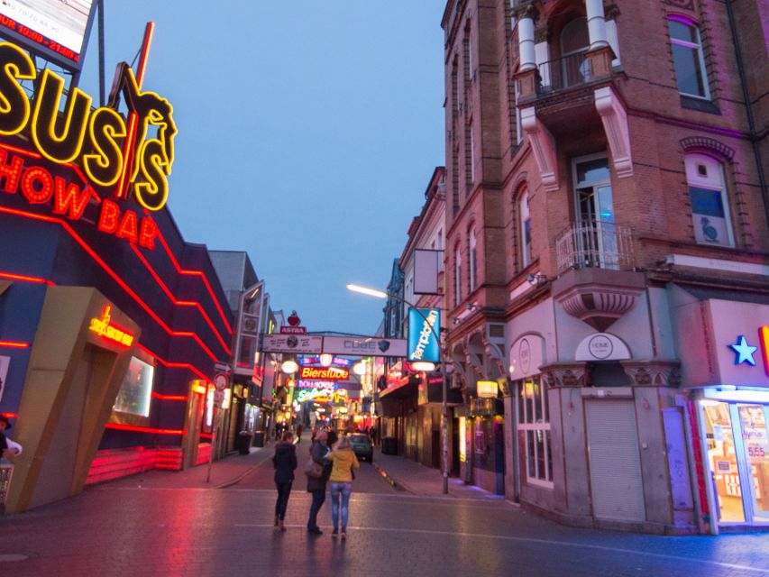 St. Pauli Tour: Drag-Attack with Barbie Stupid & Lee Jackson - Crossing the Reeperbahn with Barbie and Lee