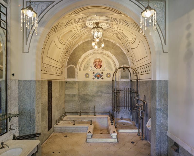 Stein: Guided tour of Count von Faber-Castell's castle - Inside the castle, six styles share the same address