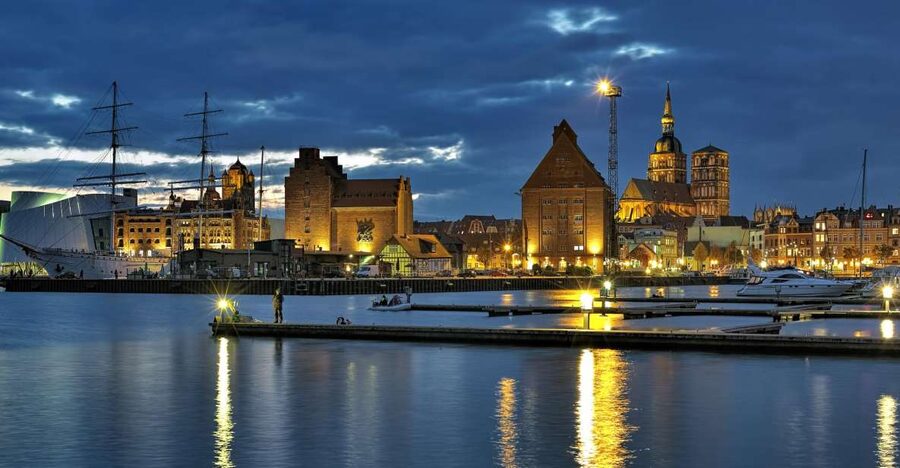Stralsund: Old Town Evening Tour with a Night Watchman - Meeting the night watchman outside Kaffee Monopol