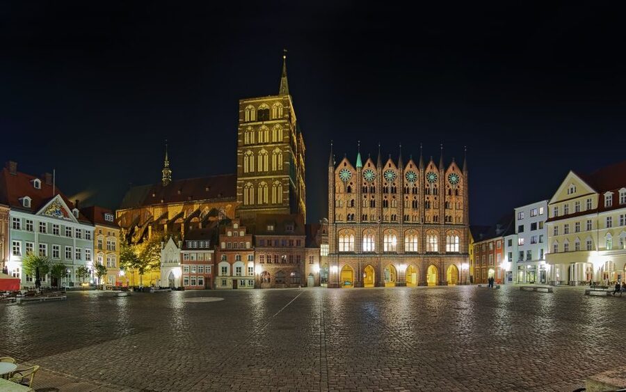 Stralsund: Old Town Evening Tour with a Night Watchman - City walls, Kniepertor, and Kütertor