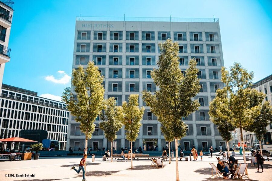 Stuttgart city library - an architectural tour - Meeting the guide opposite Milaneo