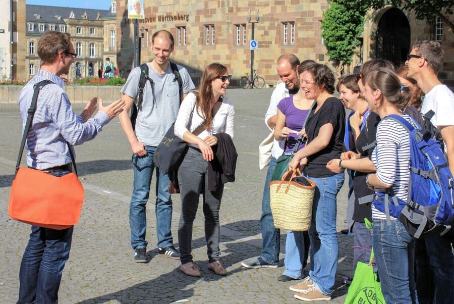 Stuttgart: entertaining guided tour to old town highlights - Meeting your guide beside the New Palace
