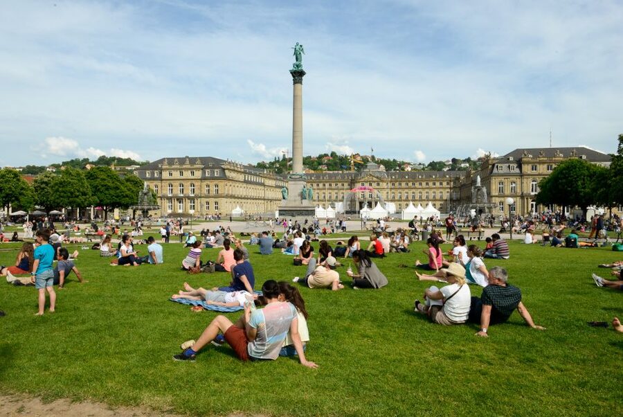 Stuttgart: entertaining guided tour to old town highlights - Palace Square gives you the city’s grandest view