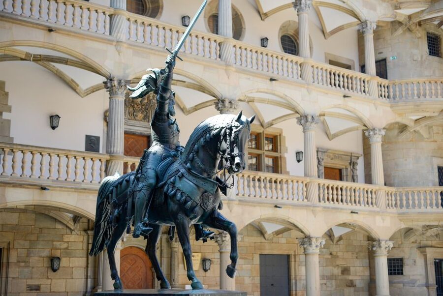 Stuttgart: entertaining guided tour to old town highlights - Schillerplatz and the older city center