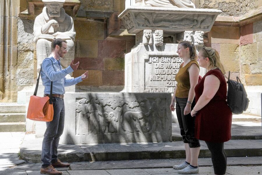 Stuttgart: entertaining guided tour to old town highlights - Architecture at the Hauptbahnhof