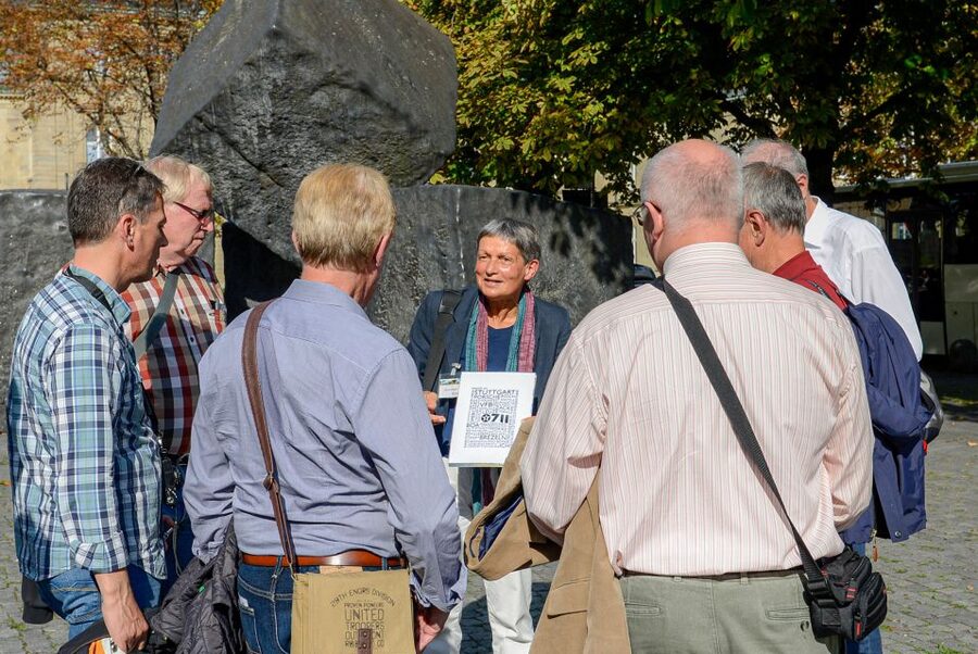 Stuttgart: entertaining guided tour to old town highlights - A pause in the palace garden