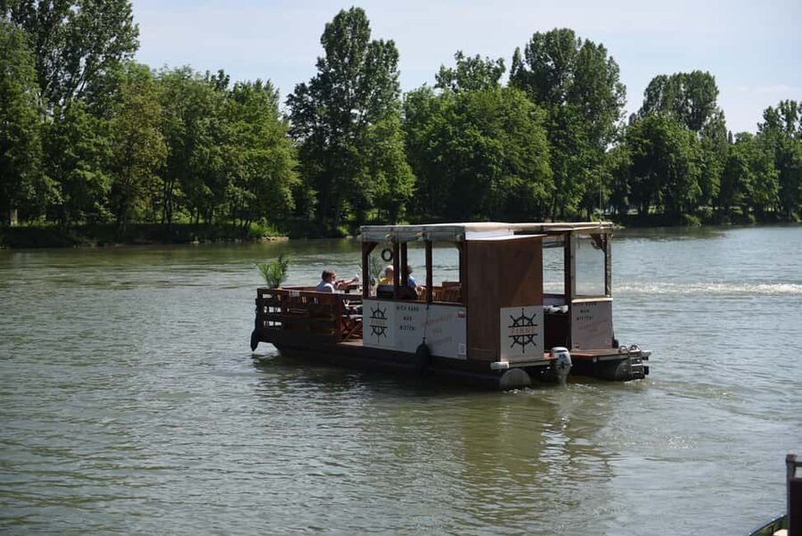 Stuttgart: Exklusive Floßboote Finne & Fischle - Arriving at Riverhouse on the Neckar
