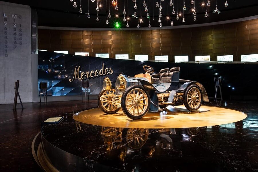 Stuttgart: Mercedes-Benz Museum Entry Ticket - The building, videos, and display design