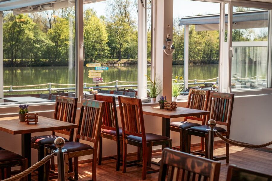 Stuttgart: Winter Sunday Brunch Buffet - A Winter Sunday Beside Max-Eyth-See