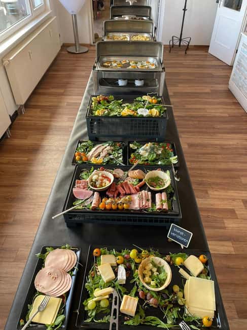 Stuttgart: Winter Sunday Brunch Buffet - The Noon Break: Lake Walk or Synthetic-Track Curling