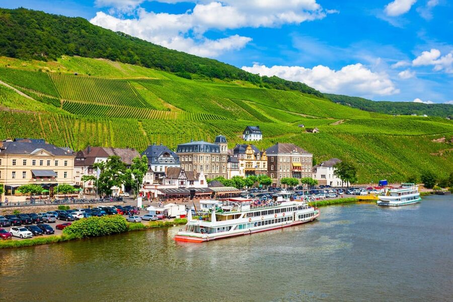 Traben-Trarbach / Bernkastel-Kues, Moselle: Wine experience hike - Starting on the Moselle by boat