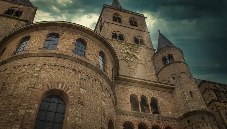 Trier: Solve the Mystery of the Merchant's Gold! - Key points at a glance