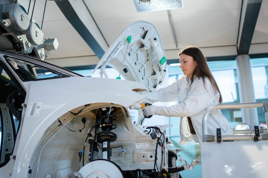 Volkswagen ID.3 "Do it yourself" Tour - Following the ID.3 along the production line