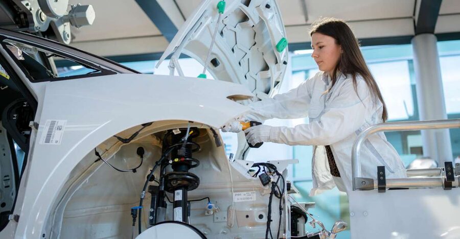 Volkswagen ID.3 "Do it yourself" Tour - Meeting technical specialists, not just a tour narrator