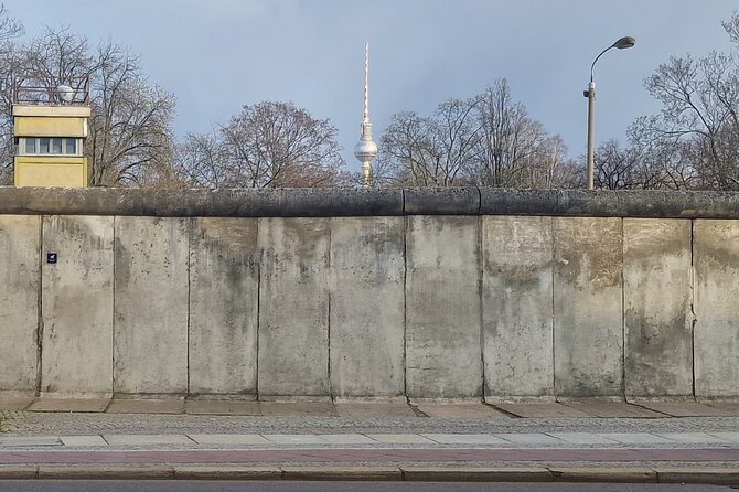 Walking on the Wall: 3-Hour Tour in Berlin - Starting at Liesenbrücken: A Quiet First Clue