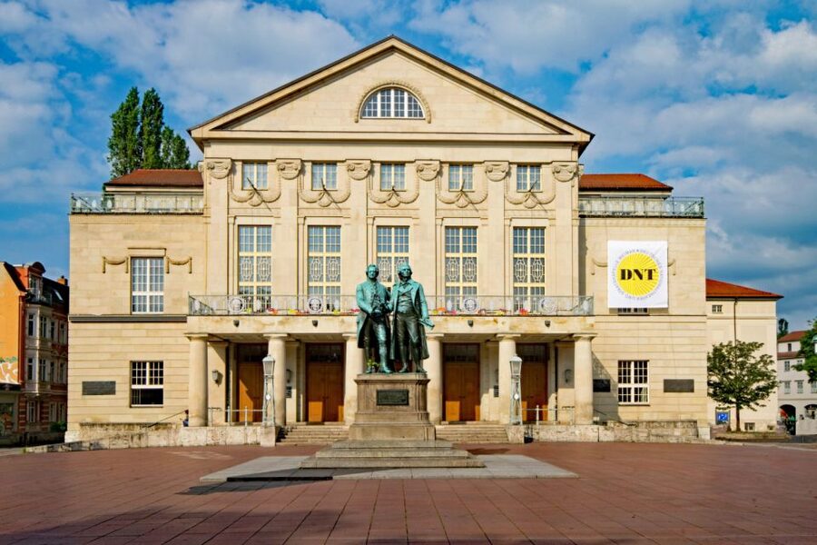 Weimar: Scavenger Hunt Self-Guided Walking Tour - The castle and Ilm Park