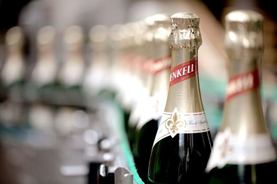 Wiesbaden: Sparkling Winemaking Tour with 3-Glass Tasting - Key points at a glance