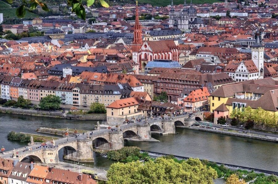 Würzburg: Private Walking Tour With Professional Guide - Market Square and the first feel of Old Town